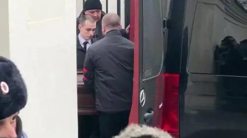 L'arrivo del feretro di Navalny alla chiesa di Mosca, tra i cori della folla