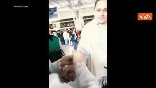 Festa di Baba Marta in Bulgaria, le tradizionali Martenize donate a passeggeri aeroporto di Sofia