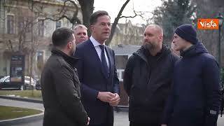 Zelensky e il primo ministro olandese visitano le macerie di Kharkiv
