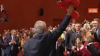 Nicolas Schmit è il candidato alla Commissione Ue del Pse, l'abbraccio con Elly Schlein