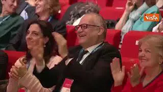 Congresso Pse, Timmermans a Gualtieri: "Chiedo uno stadio per la Roma. Bravo De Rossi, vero?"