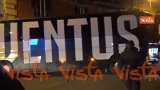 Napoli - Juve, il pullman dei bianconeri arriva in hotel. Ecco le immagini