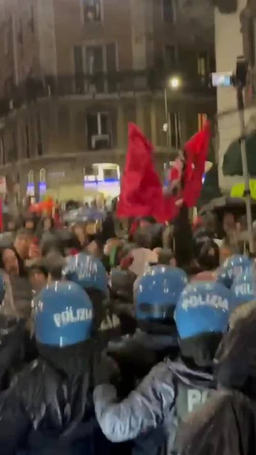 L'attacco dei centri sociali al cordone di polizia di via Padova