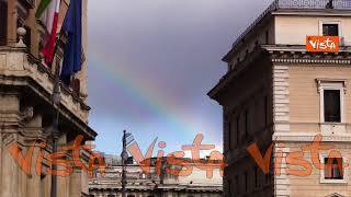 Un arcobaleno compare su Palazzo Chigi e su Montecitorio dopo la pioggia