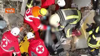 Palazzo colpito da missile russo a Odessa, 12 vittime tra cui 5 bambini. Le immagini delle macerie