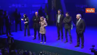 Meloni sul palco di Pescara: Ogni volta che vengo qui piove, ma ultima volta vincemmo politiche