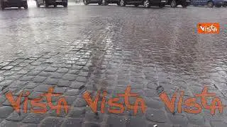 Una breve grandinata si abbatte su Piazza Colonna a Roma