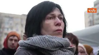 Zelensky e Mitsozakis visitano le macerie a Odessa e lasciano peluche in onore delle giovani vittime