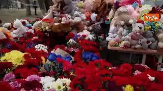 Una montagna di peluche lasciati sul luogo di un attacco russo a Odessa per le vittime