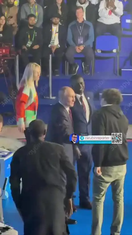 L'artista Jorit si scatta una foto con Putin al Forum della gioventù di Sochi