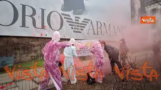 A Milano il corteo per l'8 marzo, vernice rossa lanciata sul maxi-cartellone di Armani