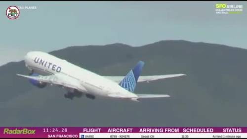 United Airlines, pneumatico di un Boeing 777 cade dopo il decollo: il video