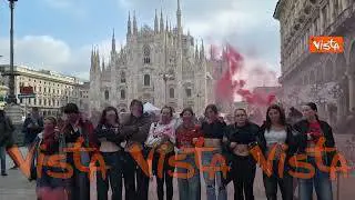 8 marzo flashmob di "Non una di meno" in piazza Duomo a Milano, pance pitturate e fumogeni