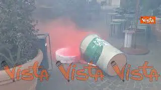 8 marzo, manifestanti versano bidone di vernice rossa all'ingresso di Starbucks a Milano