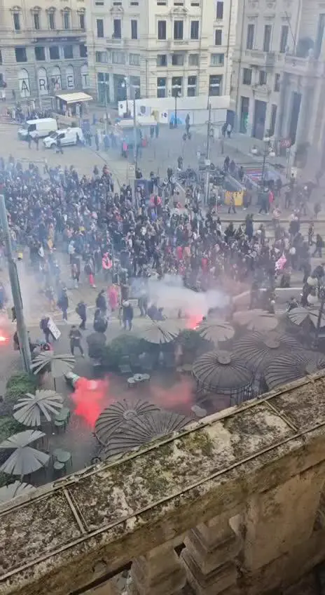 Assalto a Starbucks per l'8 marzo