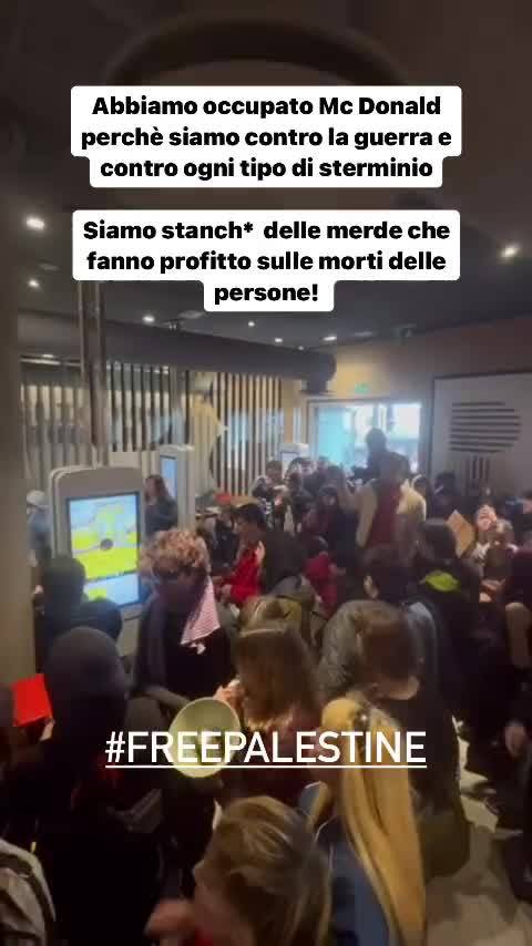 Collettivi occupano McDonald di Porta Venezia a Milano