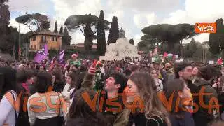 "Non una di meno", i cori al corteo per l'8 Marzo al Circo Massimo, a Roma