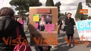"Contro patriarcato sistema malato", i cartelli al corteo di Roma per la festa della donna