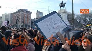 8 marzo, "Libertà alle donne" e sostegno alla Palestina nei cartelli del corteo a Milano