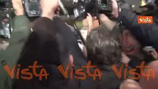 "C'è solo un Presidente", il coro all'arrivo di Marsilio al comitato elettorale di Pescara