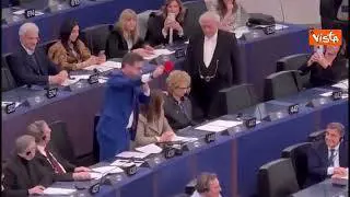 L'eurodeputato Ciocca suona il fischietto e mostra un cartellino rosso al Parlamento Ue