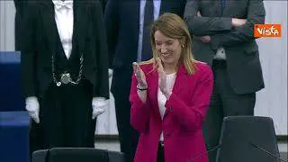 Le giocatrici della nazionale di calcio spagnola al Parlamento Ue. Ecco l'applauso dell'Aula