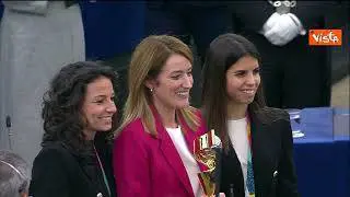 Le calciatrici della nazionale spagnola regalano una maglia della squadra a presidente Parlamento Ue