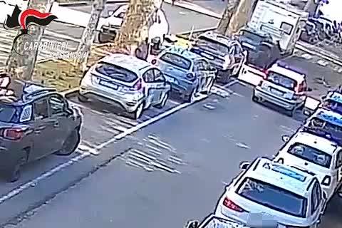 L'aggressione choc a una donna a Novi Ligure, tenta di investirla, poi la picchia per strada