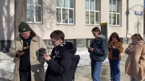 La fila di elettori a Ekaterimburg per il "Mezzogiorno contro Putin"