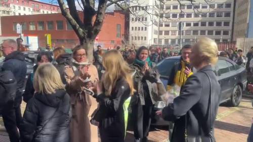 Yulia Navalnaya accolta dagli applausi dei sostenitori del marito a Berlino