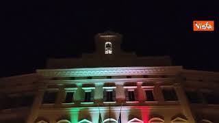 Giornata dell'Unità Nazionale. la facciata di Montecitorio illuminata con il tricolore
