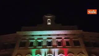 Giornata dell'Unità Nazionale. la facciata di Montecitorio illuminata con il tricolore