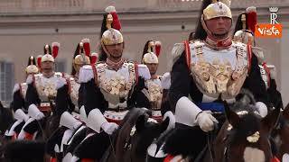 Cambio della Guardia al Quirinale, la straordinaria coreografia dei cavalli vista dall'alto