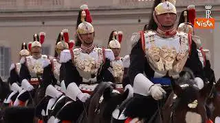 Cambio della Guardia al Quirinale, la straordinaria coreografia dei cavalli vista dall'alto