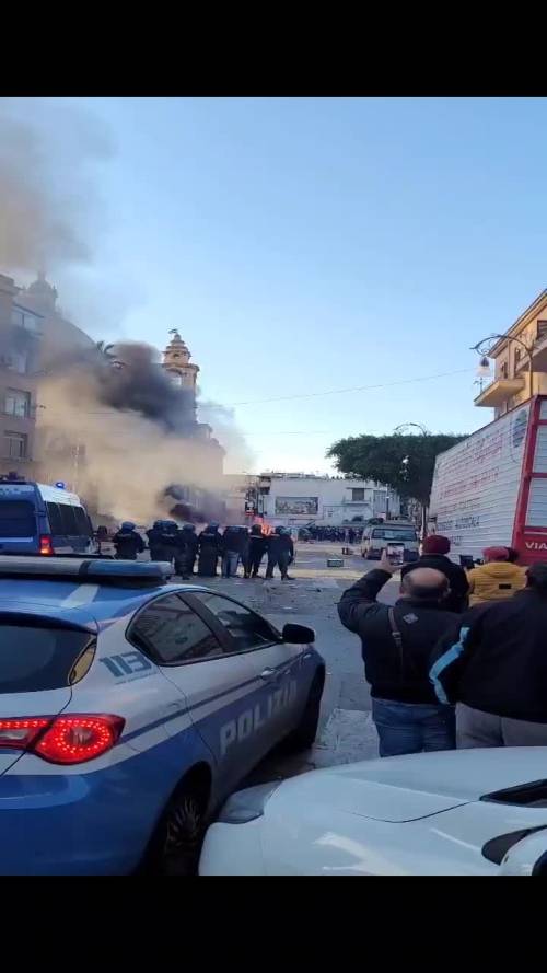 Sassaiola contro la polizia per le "Vampe di San Giuseppe"