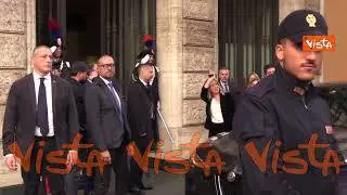 Giorgia Meloni saluti e selfie con gli studenti prima di entrare in Senato