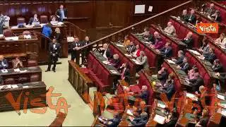 Meloni alla Camera: "Scusate se ho detto ragazzi, diciamo giovani colleghi" Bagarre dall'opposizione