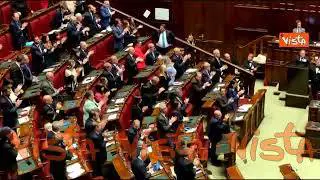 La standing ovation del centrodestra al termine dell'intervento di Meloni alla Camera