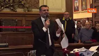 Decaro: "Non ho avuto paura dei boss e non avrò paura di parlamentari". Poi le lacrime