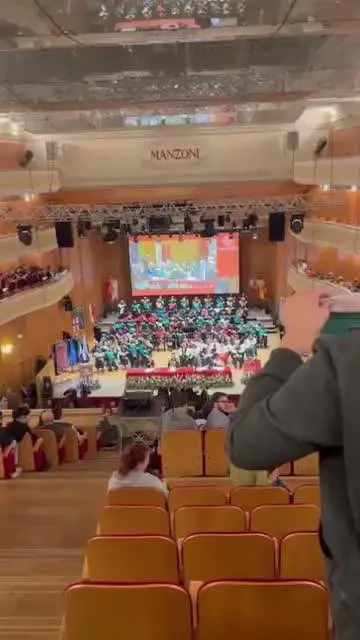 Irruzione di Cambiare rotta durante l'intervento del ministro Bernini a Bologna