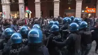 Protesta pro Palestina a Bologna, scontri tra studenti e forze dell'ordine