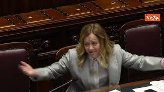 "Sguardo inquietante?" e Meloni si copre la testa con la giacca in Aula