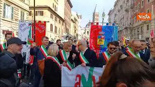 Manifestazione di Libera a Roma, in piazza anche una bandiera gigante della pace