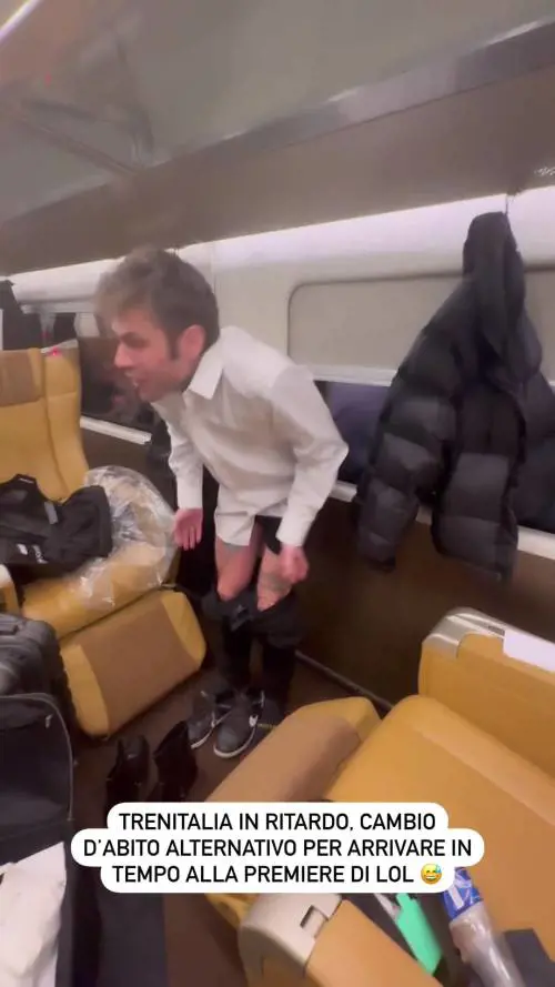 Fedez rimane in mutande sul treno