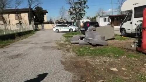 Divani abbandonati dal proprietario nelle campagne di Bergamo: il video ironico della restituzione da parte della polizia locale