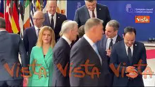 Consiglio Ue, Meloni e Macron si salutano con un bacio