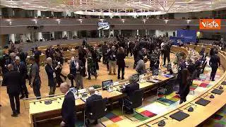 Il Presidente del Consiglio Ue Michel suona la campanella per dare il via alla riunione a Bruxelles