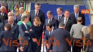 “Sei un po’ alto”, Meloni scherza con gli altri leader alla foto di gruppo al Consiglio Ue
