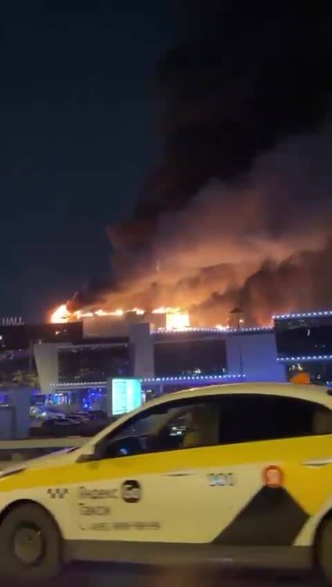 Russia, la Crocus City Hall di Mosca in fiamme dopo l'assalto dei terroristi
