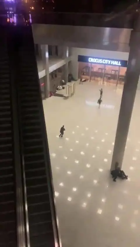 L'irruzione dei terroristi nella sala concerti di Mosca